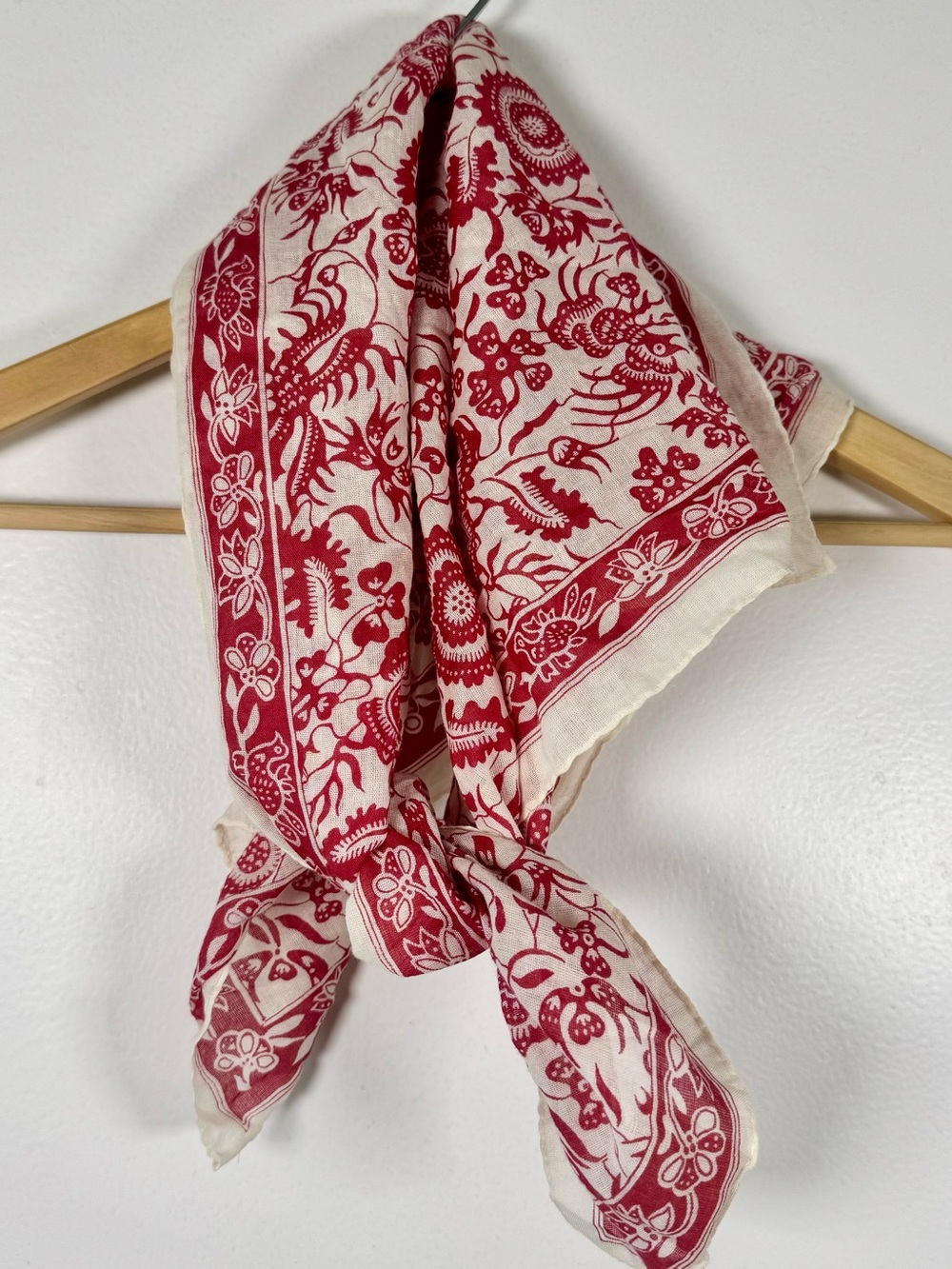 Banana Republic Vintage Stars & Bananas crest scarf Red & Cream Floral Safari EU